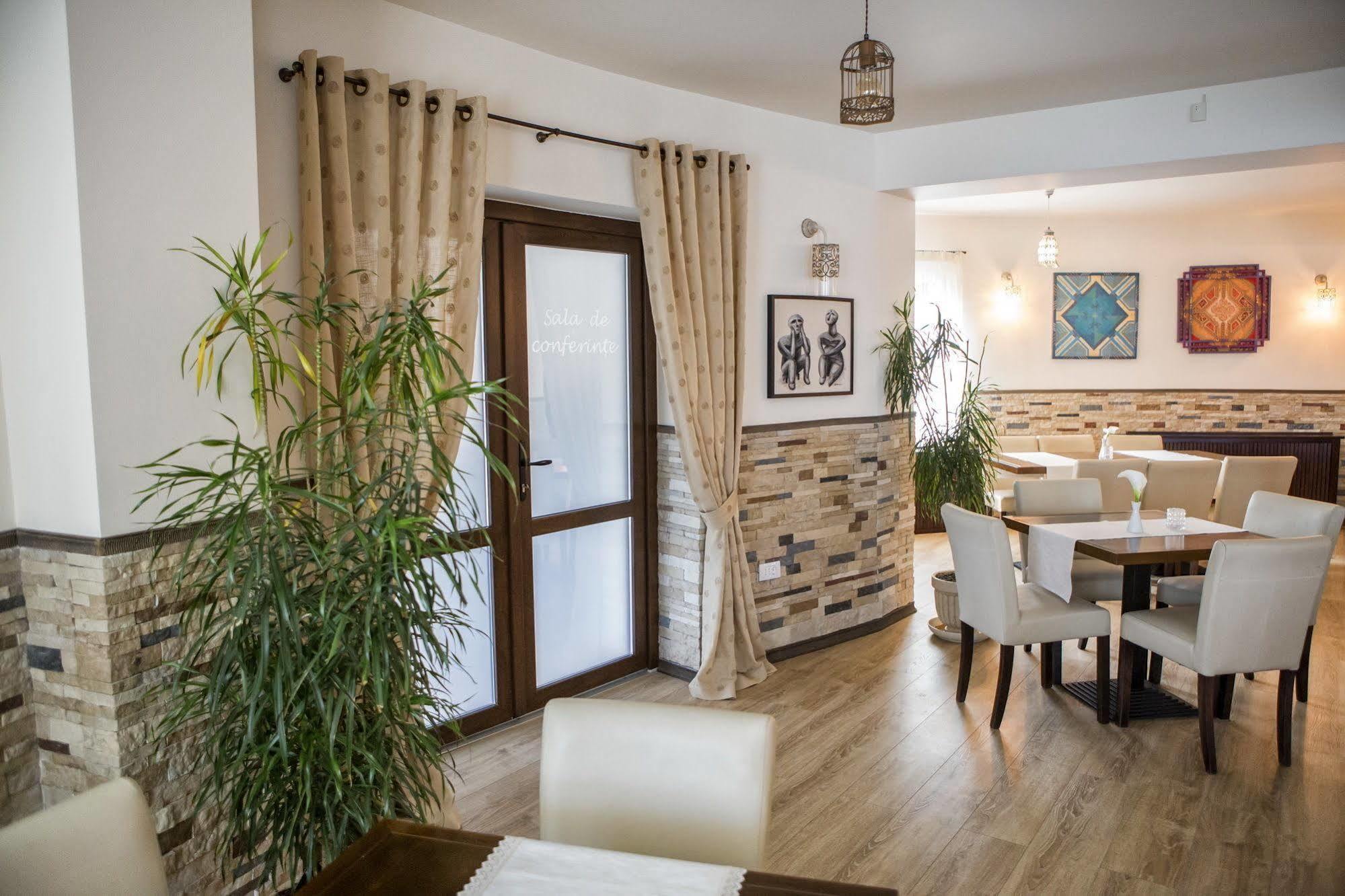 Hotel Armonia By Aristocratis Targu Neamt Exterior foto